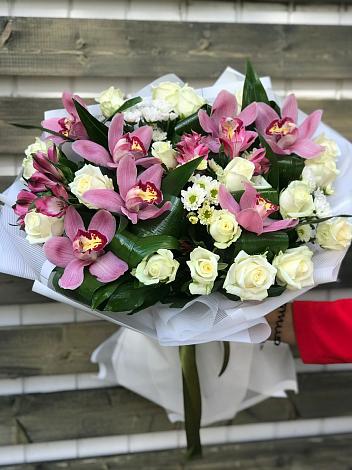 Букет цветов из: Розы и Хризантемы в Кисловодске