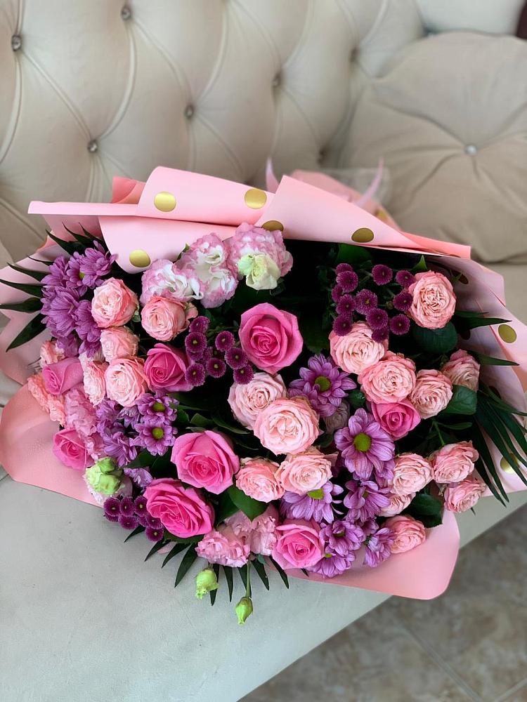 Букет цветов из: Хризантемы, Розы и Лизиантусы в Кисловодске