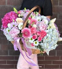 Композиция солнечный день в Кисловодске Цветочная композиция из Розы, Хризантемы, Пионы и Лизиантусы в корзине в Кисловодске