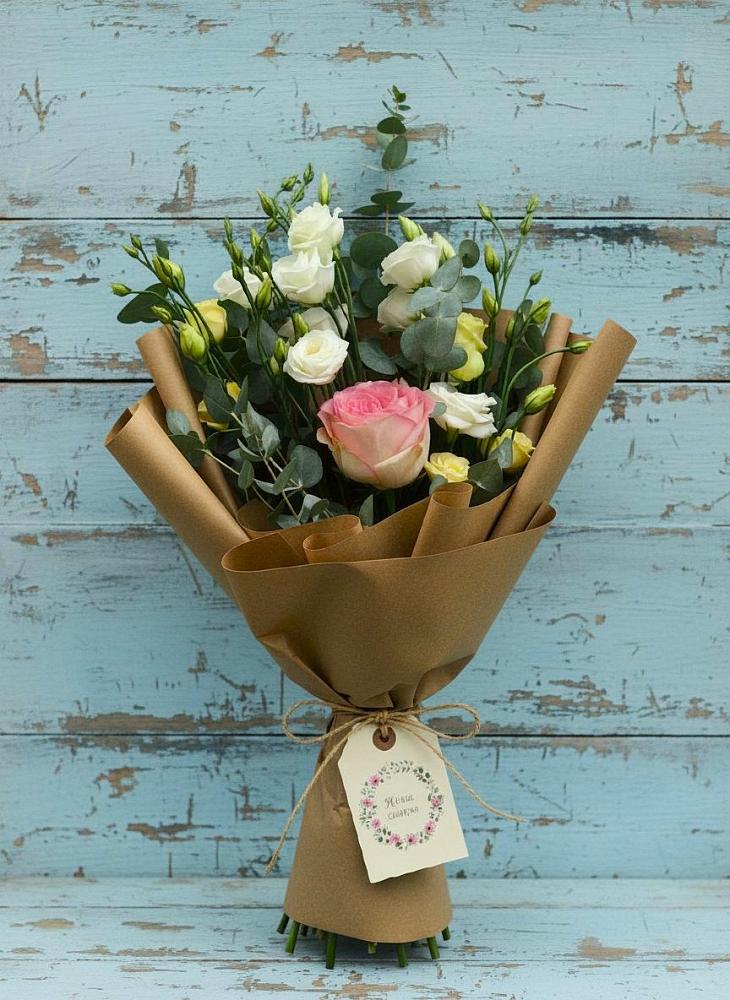 Букет цветов из: Розы и Лизиантусы в Кисловодске