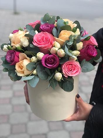 Цветочная композиция из Розы в шляпной коробке в Кисловодске