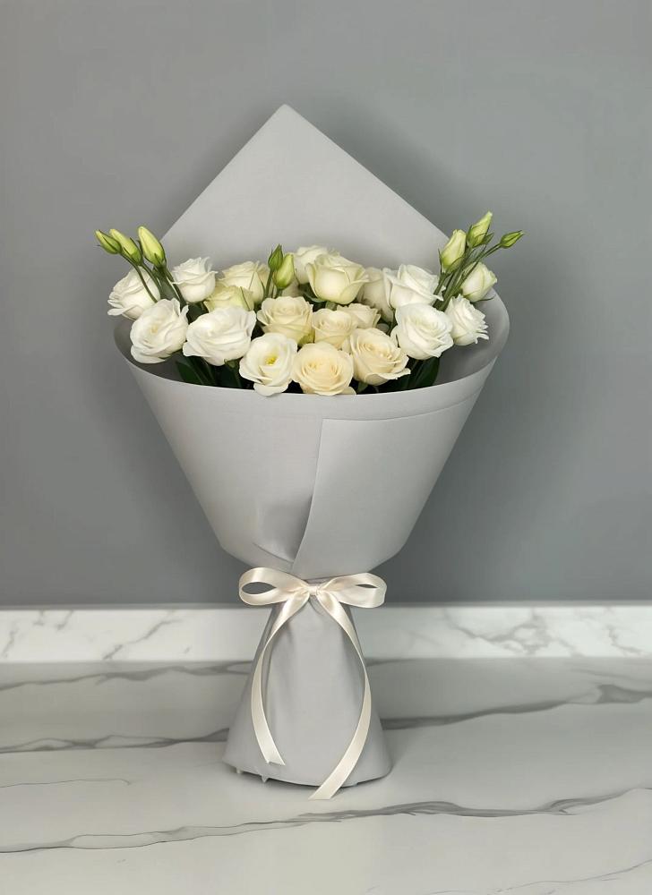 Букет цветов из: Розы и Лизиантусы в Кисловодске