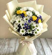 Букет цветов из:  Ирисы, Хризантемы и Розы в Кисловодске
