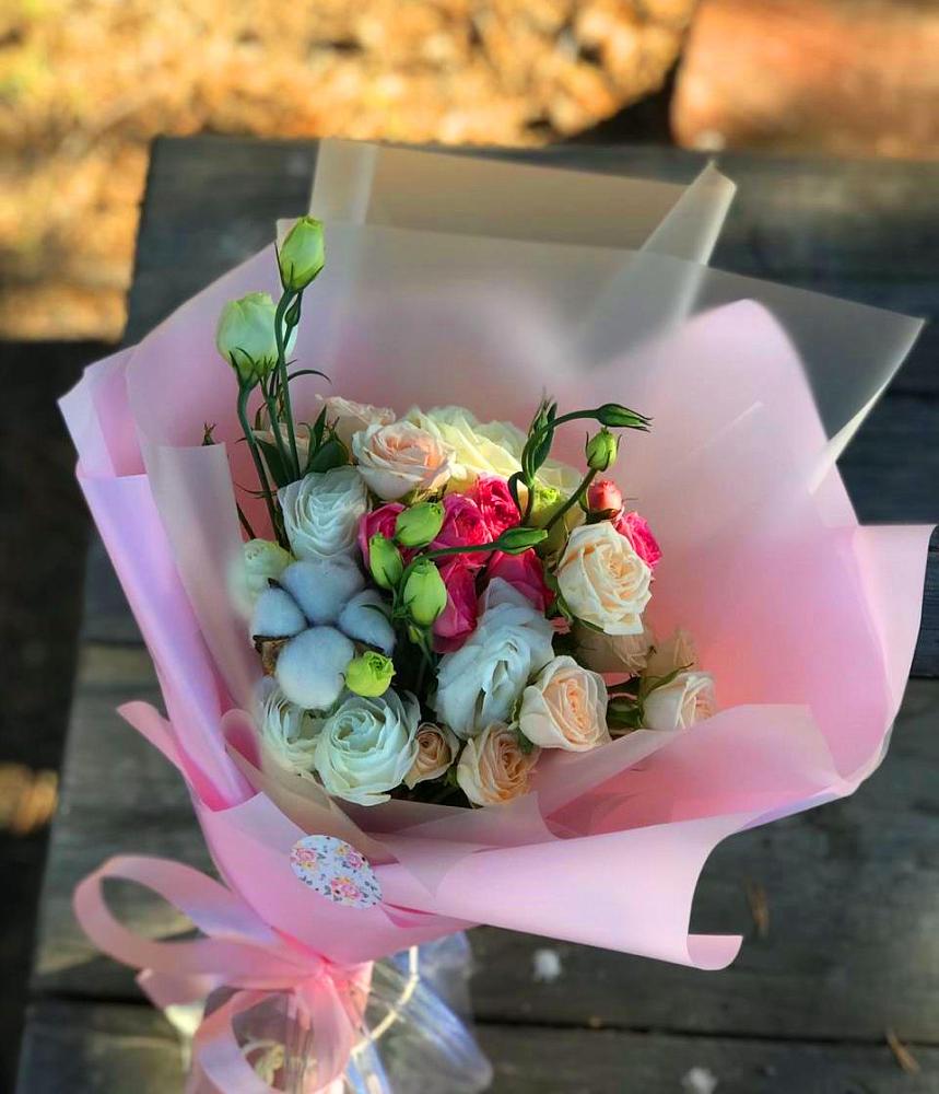 Букет цветов из: Розы и Лизиантусы в Кисловодске