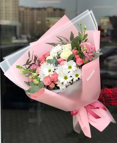Букет цветов из: Розы, Лизиантусы и Хризантемы в Кисловодске
